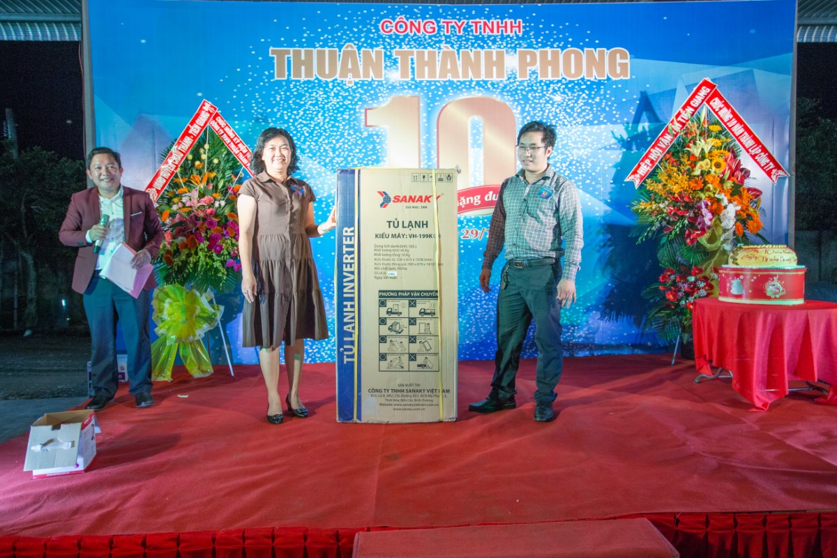 Thuận Thành Phong – 10 năm một chặng đường.Kỷ niệm 10 thành lập công ty TNHH Cơ Khí Vận Tải Thuận Thành Phong. Trao quà cho nhân viên