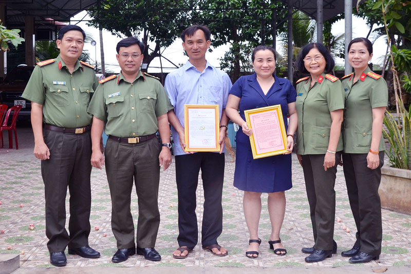 Phó giám đốc Công an tỉnh Bến Tre trao thư cảm ơn của Tỉnh ủy cho Công ty TNHH Cơ khí vận tải Thuận Thành Phong đã có nhiều đóng góp trong công tác phòng chống hạn mặn tại tỉnh.